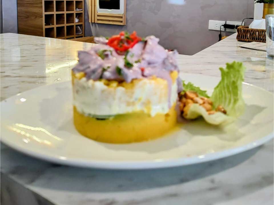 Causa con pulpo al olivo
